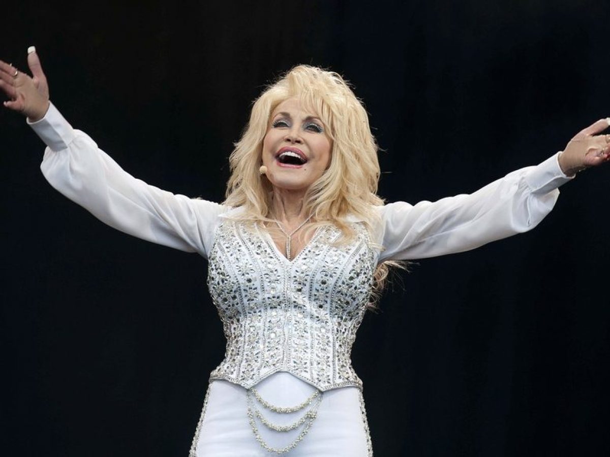 Dolly Parton: &Tau;&omicron; Empire State Building &laquo;&beta;ά&phi;&tau;&eta;&kappa;&epsilon;&raquo; &rho;&omicron;&zeta; &pi;&rho;&omicron;&sigmaf; &tau;&iota;&mu;ή&nu; &tau;&eta;&sigmaf;
