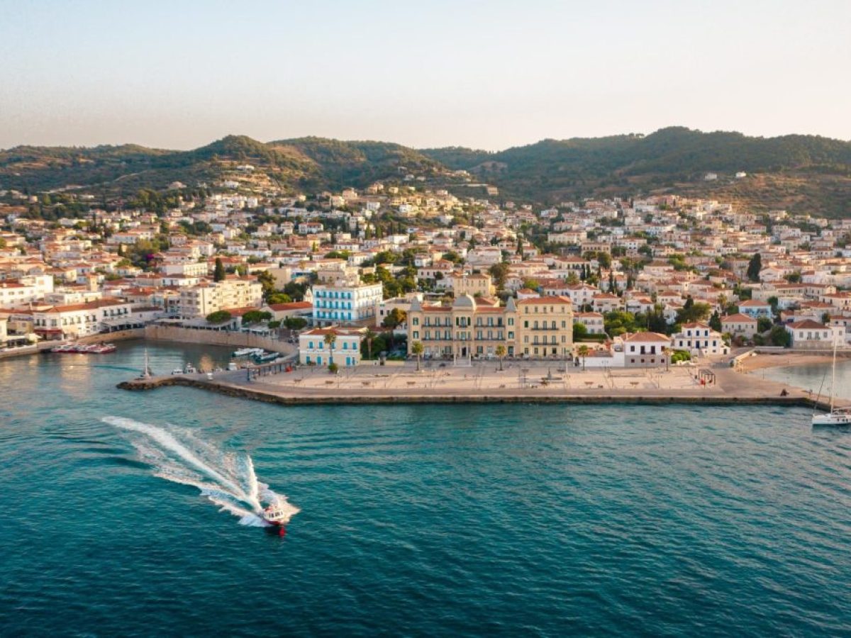 Το Poseidonion Grand Hotel εγκαινιάζει τη συνεργασία του με τη Skoufa Gallery
