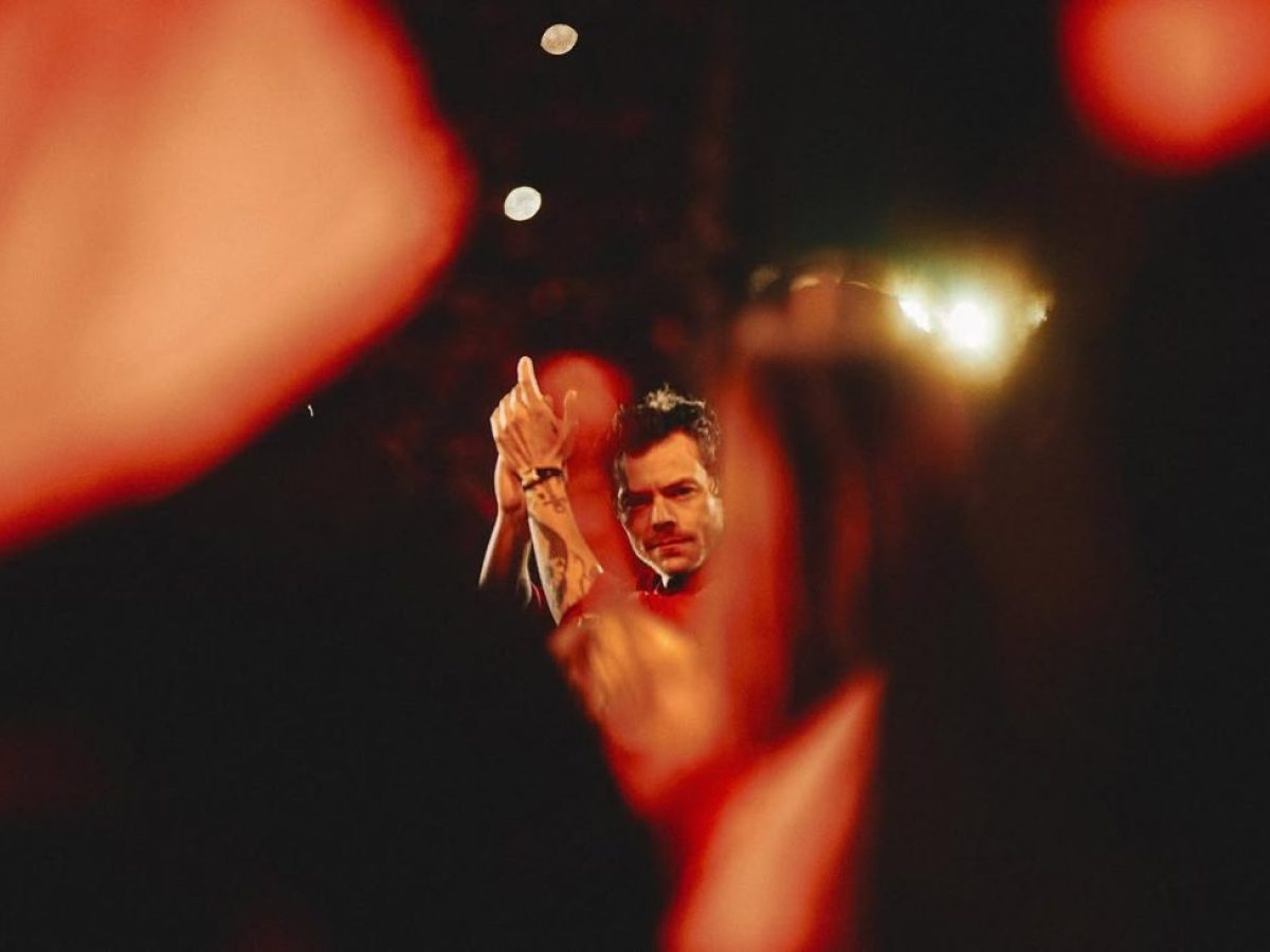 Ό&tau;&alpha;&nu; &omicron; Harry Styles ά&phi;&eta;&sigma;&epsilon; &tau;&eta; &sigma;&kappa;&eta;&nu;ή &pi;ί&sigma;&omega; &tau;&omicron;&upsilon;, ό&lambda;&alpha; ά&lambda;&lambda;&alpha;&xi;&alpha;&nu; &ndash; &Eta; &alpha;&pi;&omicron;&kappa;ά&lambda;&upsilon;&psi;&eta; &gamma;&iota;&alpha; &tau;&eta; &nu;έ&alpha; &tau;&omicron;&upsilon; &zeta;&omega;ή