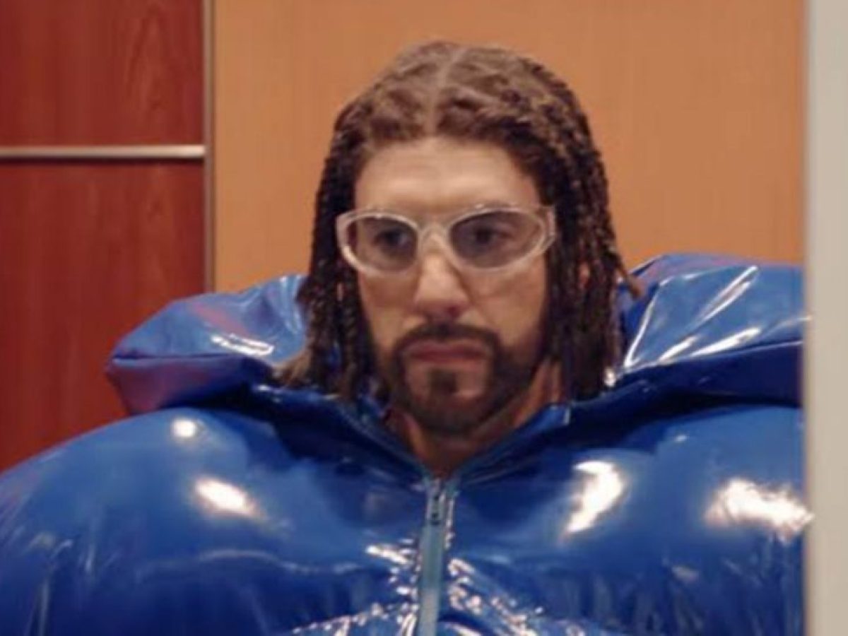 &Tau;&rho;έ&iota;&lambda;&epsilon;&rho;: &Omicron; &Sigma;ά&sigma;&alpha; &Mu;&pi;ά&rho;&omicron;&nu; &Kappa;ό&epsilon;&nu; &epsilon;&pi;&iota;&sigma;&tau;&rho;έ&phi;&epsilon;&iota; &sigma;&tau;&omicron; &laquo;Ali G: Who Iz I?&raquo;
