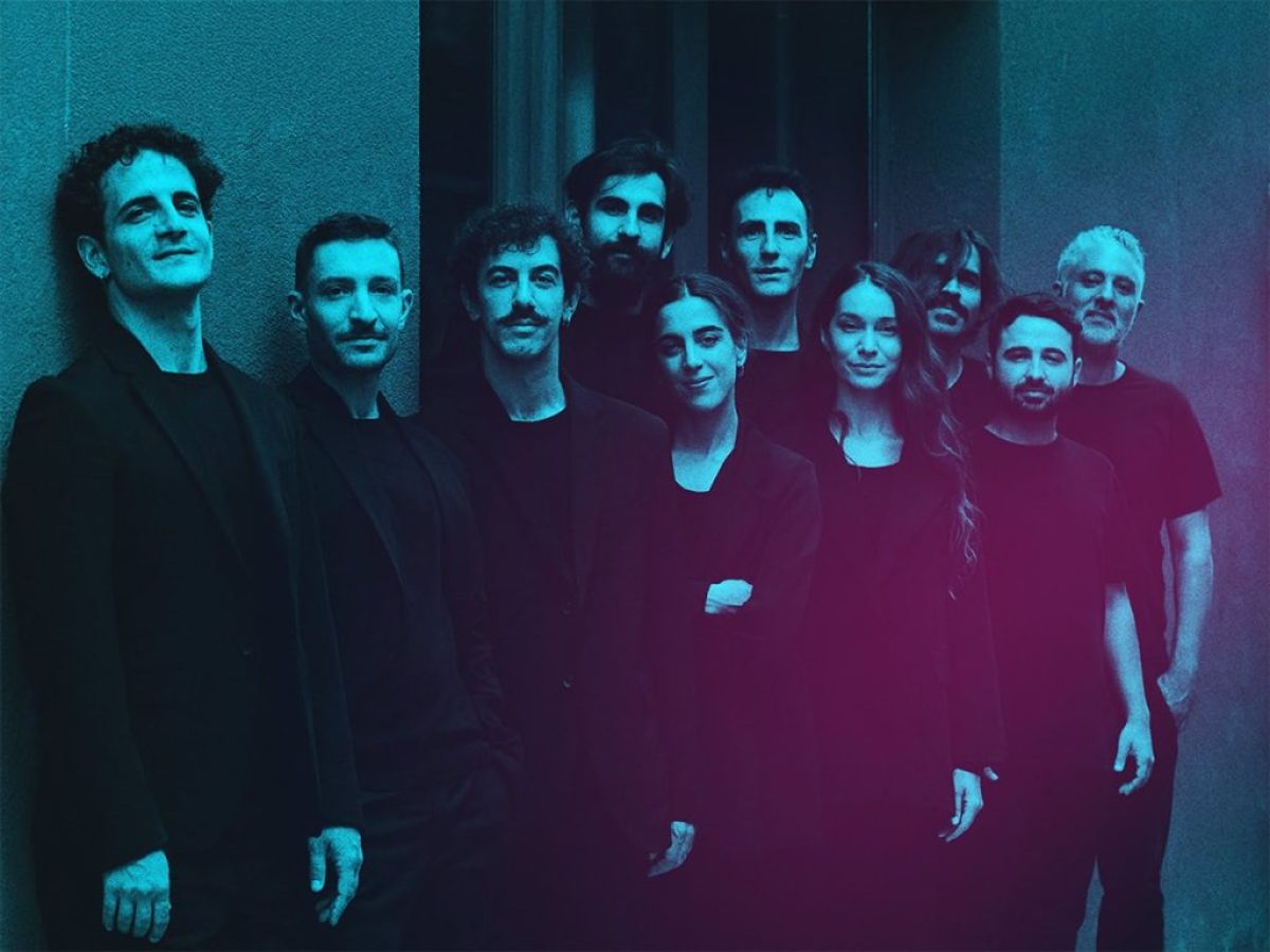 Review: &Epsilon;ί&delta;&alpha;&mu;&epsilon; &Tau;&eta;&nu; &Pi;&alpha;&rho;ά&sigma;&tau;&alpha;&sigma;&eta; Ή&rho;&omega;&epsilon;&sigmaf; &Tau;&eta;&sigmaf; &Epsilon;&lambda;έ&nu;&eta;&sigmaf; &Gamma;&kappa;&alpha;&sigma;&omicron;ύ&kappa;&alpha; &Sigma;&tau;&omicron; &Theta;έ&alpha;&tau;&rho;&omicron; &Psi;&upsilon;&rho;&rho;ή &ndash; The Happy News