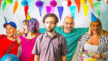 Review: &Epsilon;ί&delta;&alpha;&mu;&epsilon; &Tau;&eta;&nu; &Pi;&alpha;&rho;ά&sigma;&tau;&alpha;&sigma;&eta; &ldquo;Έ&nu;&alpha;&sigmaf; &Kappa;&alpha;&tau;&alpha;&pi;&lambda;&eta;&kappa;&tau;&iota;&kappa;ό&sigmaf; &Kappa;&alpha;&tau;&alpha;&theta;&lambda;&iota;&pi;&tau;&iota;&kappa;ό&sigmaf;&rdquo; &Sigma;&tau;&omicron; &Theta;έ&alpha;&tau;&rho;&omicron; Ά&lambda;&phi;&alpha; &ndash; The Happy News