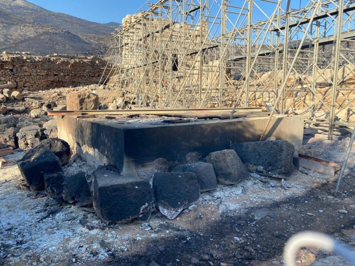 ΥΠΠΟ: Αυτοψία της Λ. Μενδώνη στα Αιγόσθενα για τις επιπτώσεις της πυρκαγιάς