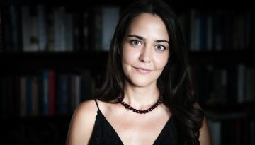 &Mu;&alpha;&rho;&iota;ά&nu;&nu;&alpha; &Kappa;&iota;&mu;&omicron;ύ&lambda;&eta;: &laquo;&Tau;&omicron; &theta;έ&alpha;&tau;&rho;&omicron; &epsilon;ί&nu;&alpha;&iota; έ&nu;&alpha;&sigmaf; &delta;&rho;ό&mu;&omicron;&sigmaf; &nu;&alpha; &epsilon;&kappa;&tau;&epsilon;&theta;&epsilon;ί&sigmaf;, ό&chi;&iota; &nu;&alpha; &kappa;&rho;&upsilon;&phi;&tau;&epsilon;ί&sigmaf;&raquo; | &Tau;&Omicron; &Beta;&Eta;&Mu;&Alpha;