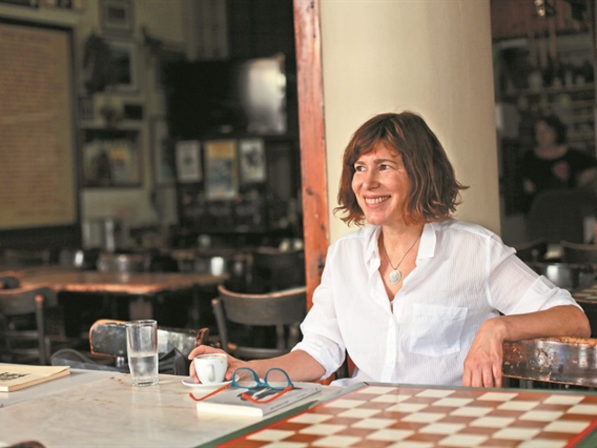 &Epsilon;ύ&alpha; &Sigma;&tau;&epsilon;&phi;&alpha;&nu;ή: &laquo;&Beta;&gamma;&epsilon;ί&tau;&epsilon; &mu;&pi;&rho;&omicron;&sigma;&tau;ά!&raquo; &ndash; Art Point View
