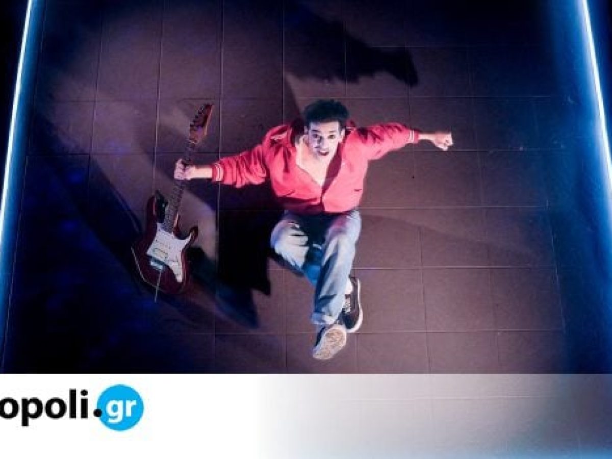 Starman: &Tau;&omicron; &sigma;ύ&mu;&pi;&alpha;&nu; &tau;&omicron;&upsilon; David Bowie &sigma;&upsilon;&nu;&alpha;&nu;&tau;ά &tau;&alpha; &pi;&alpha;&iota;&delta;&iota;ά &sigma;&epsilon; &mu;&iota;&alpha; &delta;&iota;&alpha;&delta;&rho;&alpha;&sigma;&tau;&iota;&kappa;ή &pi;&alpha;&rho;ά&sigma;&tau;&alpha;&sigma;&eta; &sigma;&tau;&omicron; &Theta;έ&alpha;&tau;&rho;&omicron; &Mu;&alpha;&beta;ί&lambda;&eta; &ndash; monopoli.gr