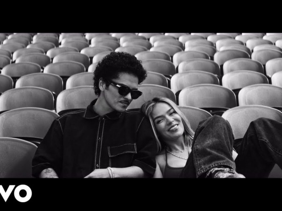 Karol G &kappa;&alpha;&iota; Bruno Mars: &Eta; &alpha;&pi;ό&lambda;&upsilon;&tau;&eta; έ&kappa;&rho;&eta;&xi;&eta; &epsilon;&nu;έ&rho;&gamma;&epsilon;&iota;&alpha;&sigmaf; &sigma;&tau;&omicron; video clip &tau;&omicron;&upsilon; &laquo;Still&raquo;