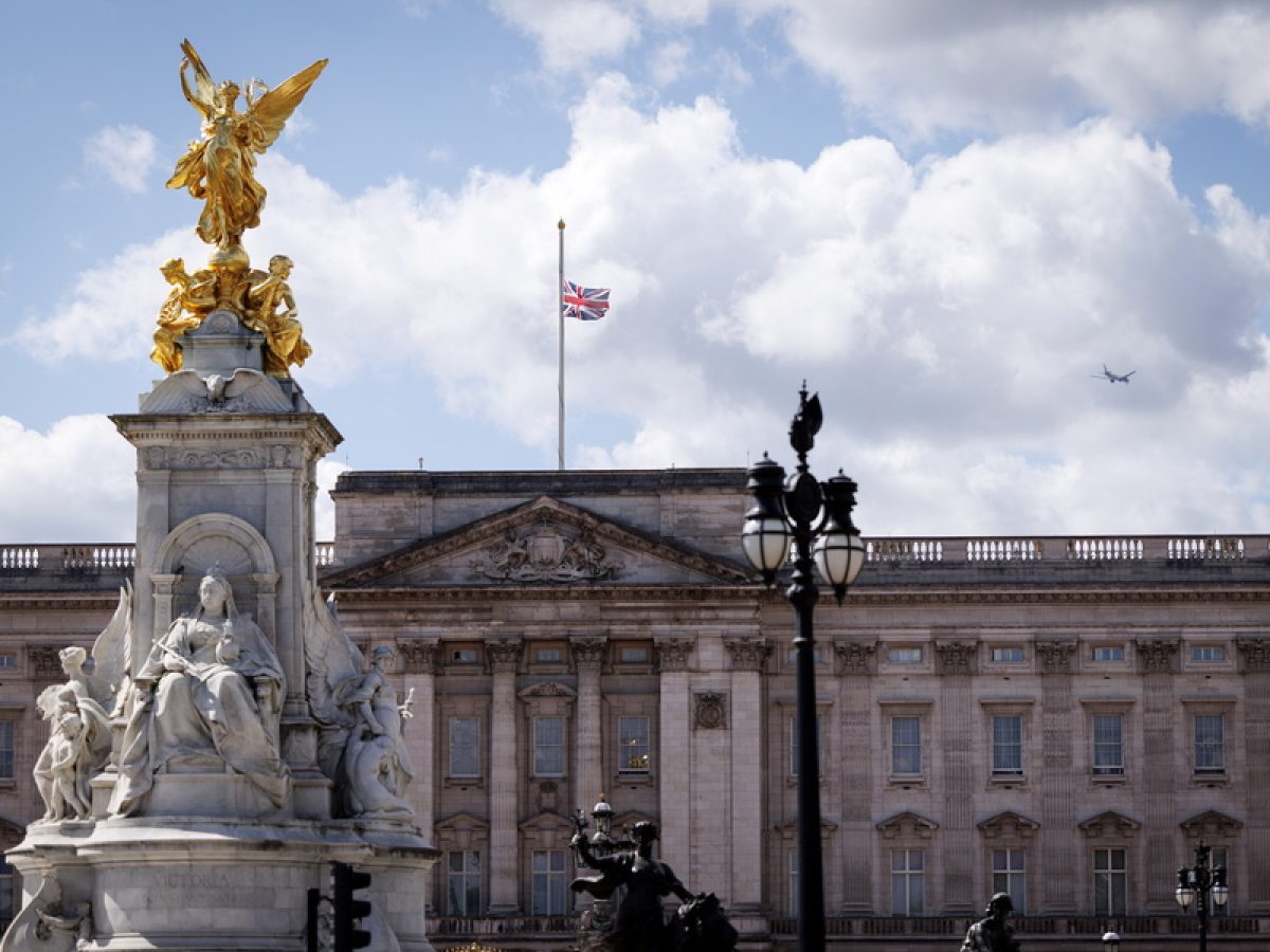Buckingham Palace: &Delta;&epsilon;&sigmaf; &tau;&omicron; &mu;&omicron;&upsilon;&sigma;&iota;&kappa;ό &alpha;&phi;&iota;έ&rho;&omega;&mu;&alpha; &gamma;&iota;&alpha; &tau;&alpha; 25 &chi;&rho;ό&nu;&iota;&alpha; &alpha;&pi;ό &tau;&eta;&nu; 11&eta; &Sigma;&epsilon;&pi;&tau;&epsilon;&mu;&beta;&rho;ί&omicron;&upsilon;