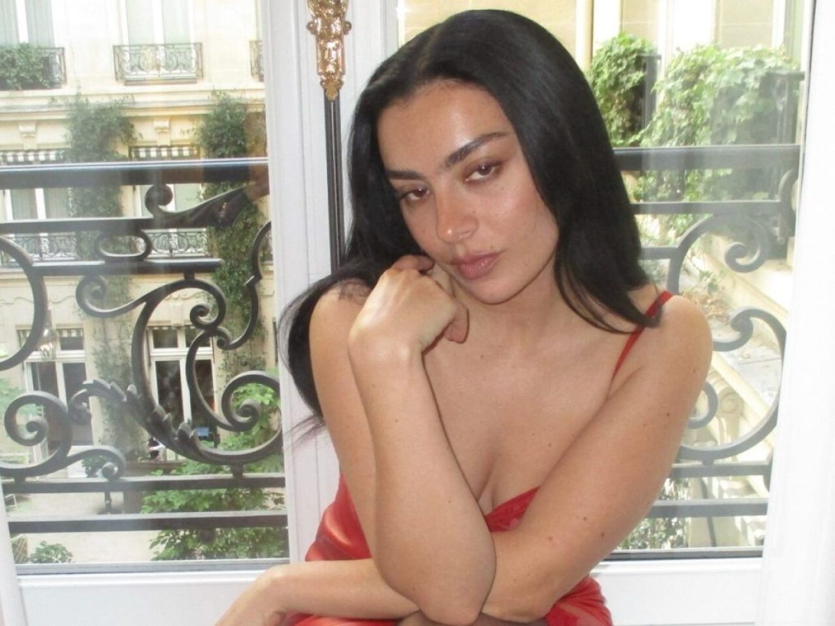 Charli XCX: &Alpha;&nu;&alpha;&kappa;&omicron;ί&nu;&omega;&sigma;&epsilon; &epsilon;&upsilon;&rho;&omega;&pi;&alpha;ϊ&kappa;ή &pi;&epsilon;&rho;&iota;&omicron;&delta;&epsilon;ί&alpha; &gamma;&iota;&alpha; &tau;&omicron; 2027 &ndash; &Pi;&omicron;ύ &theta;&alpha; &tau;&eta;&nu; &delta;&omicron;ύ&mu;&epsilon;