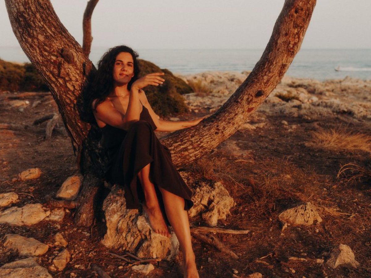 Eleni: &laquo;&Mu;&epsilon; &epsilon;&nu;&delta;&iota;&alpha;&phi;έ&rho;&epsilon;&iota; &eta; &alpha;&lambda;ή&theta;&epsilon;&iota;&alpha; &sigma;&tau;&alpha; &tau;&rho;&alpha;&gamma;&omicron;ύ&delta;&iota;&alpha; &pi;&omicron;&upsilon; &epsilon;&rho;&mu;&eta;&nu;&epsilon;ύ&omega;&raquo; &ndash; &Tau;&Omicron; &Beta;&Eta;&Mu;&Alpha;
