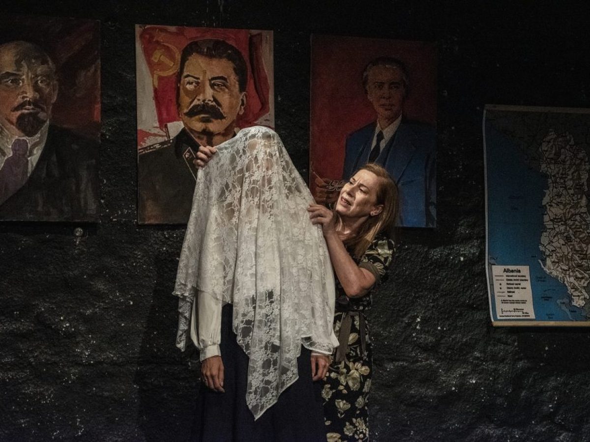 &laquo;&Eta; &Chi;ώ&rho;&alpha; &pi;&omicron;&upsilon; &pi;&omicron;&tau;έ &delta;&epsilon;&nu; &pi;&epsilon;&theta;&alpha;ί&nu;&epsilon;&iota;&sigmaf;&raquo;: H &beta;&rho;&alpha;&beta;&epsilon;&upsilon;&mu;έ&nu;&eta; &nu;&omicron;&upsilon;&beta;έ&lambda;&alpha; &tau;&eta;&sigmaf; Ornela Vorpsi &sigma;&tau;&omicron; 4&omicron; &Delta;&iota;&alpha;&pi;&omicron;&lambda;&iota;&tau;&iota;&sigma;&mu;&iota;&kappa;ό &Phi;&epsilon;&sigma;&tau;&iota;&beta;ά&lambda; &laquo;&Sigma;&Upsilon;&Nu;&Upsilon;&Pi;&Alpha;&Rho;&Xi;&Eta;&raquo;