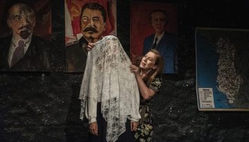 &laquo;&Eta; &Chi;ώ&rho;&alpha; &pi;&omicron;&upsilon; &pi;&omicron;&tau;έ &delta;&epsilon;&nu; &pi;&epsilon;&theta;&alpha;ί&nu;&epsilon;&iota;&sigmaf;&raquo;: H &beta;&rho;&alpha;&beta;&epsilon;&upsilon;&mu;έ&nu;&eta; &nu;&omicron;&upsilon;&beta;έ&lambda;&alpha; &tau;&eta;&sigmaf; Ornela Vorpsi &sigma;&tau;&omicron; 4&omicron; &Delta;&iota;&alpha;&pi;&omicron;&lambda;&iota;&tau;&iota;&sigma;&mu;&iota;&kappa;ό &Phi;&epsilon;&sigma;&tau;&iota;&beta;ά&lambda; &laquo;&Sigma;&Upsilon;&Nu;&Upsilon;&Pi;&Alpha;&Rho;&Xi;&Eta;&raquo;