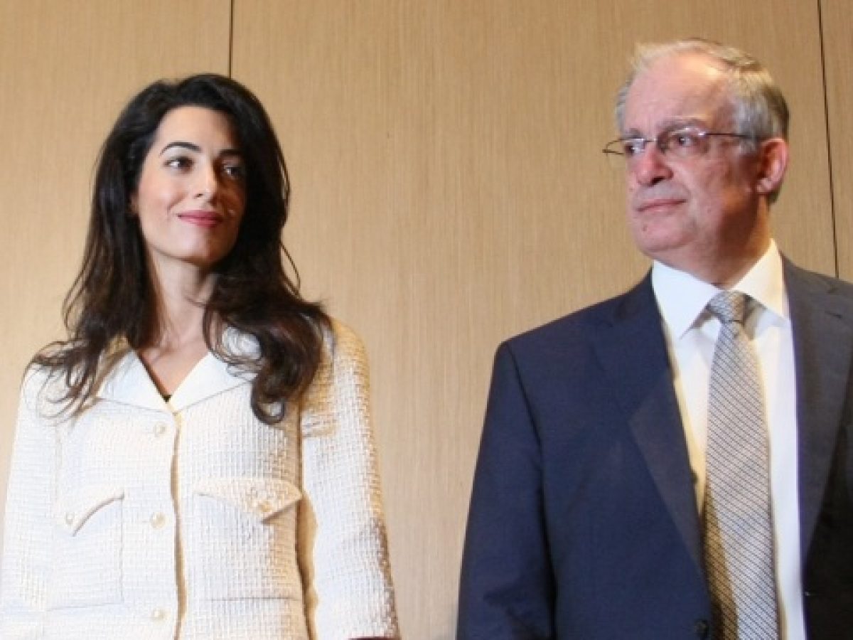 &Sigma;&tau;&eta;&nu; &Epsilon;&lambda;&lambda;ά&delta;&alpha; &eta; &Alpha;&mu;ά&lambda; &Alpha;&lambda;&alpha;&mu;&omicron;&upsilon;&nu;&tau;ί&nu;: &Sigma;&upsilon;&nu;ά&nu;&tau;&eta;&sigma;&eta; &mu;&epsilon; &Tau;&alpha;&sigma;&omicron;ύ&lambda;&alpha; &tau;&omicron; &mu;&epsilon;&sigma;&eta;&mu;έ&rho;&iota;, &sigma;&epsilon; &epsilon;&pi;ί&sigma;&eta;&mu;&omicron; &delta;&epsilon;ί&pi;&nu;&omicron; &mu;&epsilon; &omicron;&mu;&iota;&lambda;ή&tau;&rho;&iota;&alpha; &tau;&eta; &Mu;&alpha;&rho;έ&beta;&alpha; &Gamma;&kappa;&rho;&alpha;&mu;&pi;ό&phi;&sigma;&kappa;&iota;-&Mu;&eta;&tau;&sigma;&omicron;&tau;ά&kappa;&eta; &tau;&omicron; &beta;&rho;ά&delta;&upsilon;