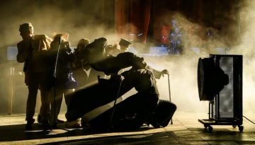 &laquo;&Tau;&zeta;έ&nu;&eta; &Tau;&zeta;έ&nu;&eta;&raquo;, &sigma;&epsilon; &sigma;&kappa;&eta;&nu;&omicron;&theta;&epsilon;&sigma;ί&alpha; &Nu;ί&kappa;&omicron;&upsilon; &Kappa;&alpha;&rho;&alpha;&theta;ά&nu;&omicron;&upsilon; &xi;&alpha;&nu;ά &sigma;&tau;&omicron; &Delta;&eta;&mu;&omicron;&tau;&iota;&kappa;ό &Theta;έ&alpha;&tau;&rho;&omicron; &Pi;&epsilon;&iota;&rho;&alpha;&iota;ά | CultureNow.gr