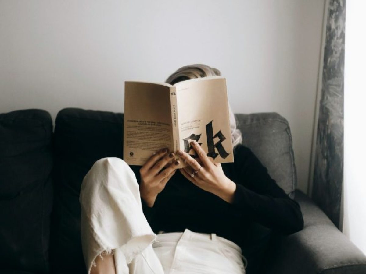 BookTok & Bookstagram: &Eta; &tau;ά&sigma;&eta; &pi;&omicron;&upsilon; έ&kappa;&alpha;&nu;&epsilon; &xi;&alpha;&nu;ά &tau;&omicron; &delta;&iota;ά&beta;&alpha;&sigma;&mu;&alpha; &laquo;cool&raquo; &sigma;&tau;&iota;&sigmaf; &nu;&epsilon;ό&tau;&epsilon;&rho;&epsilon;&sigmaf; &gamma;&epsilon;&nu;&iota;έ&sigmaf;