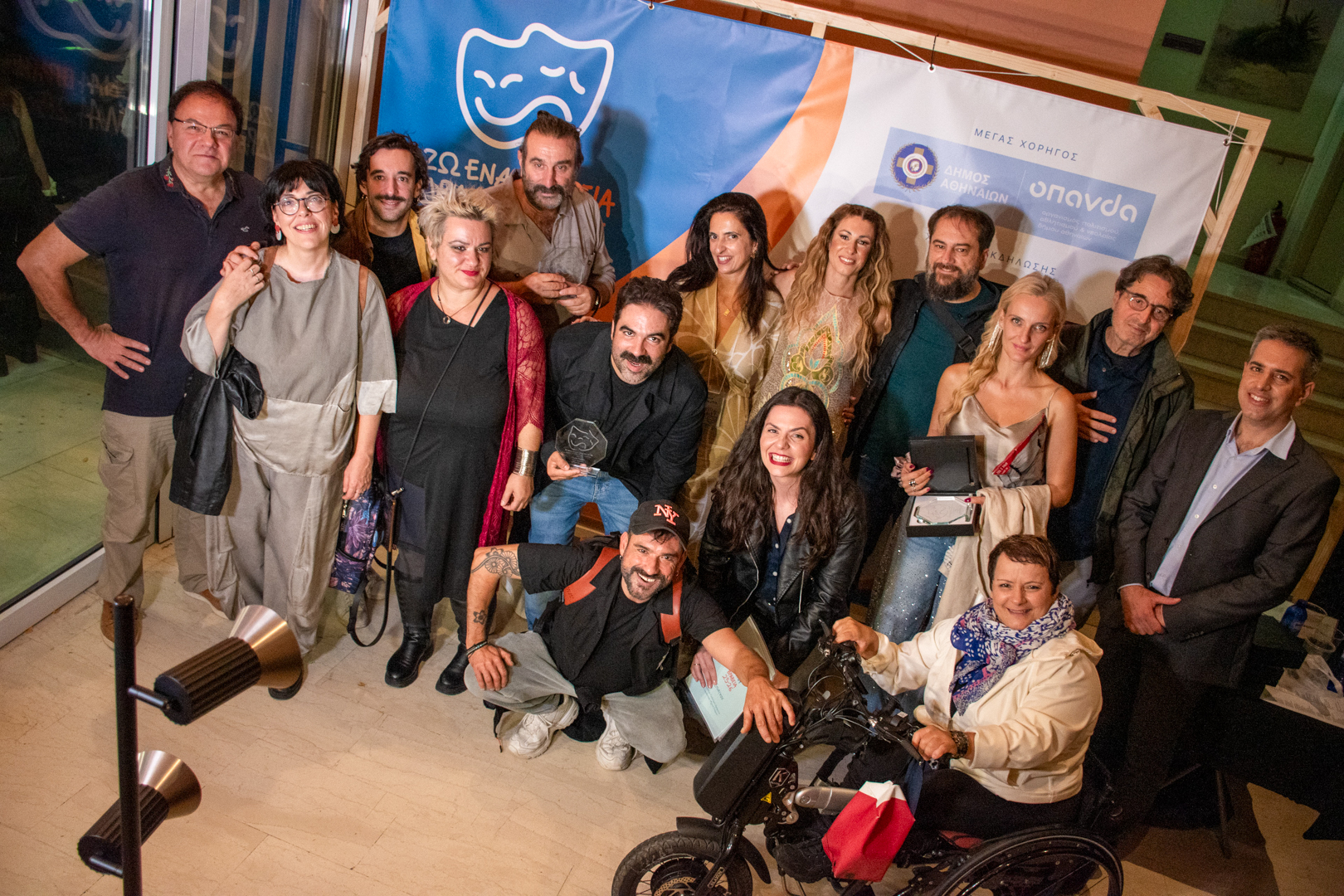 &Beta;&rho;&alpha;&beta;&epsilon;ί&alpha; &laquo;&Zeta;&omega; έ&nu;&alpha; &Delta;&rho;ά&mu;&alpha;&raquo;: Ό&tau;&alpha;&nu; &tau;&omicron; &delta;&iota;&alpha;&delta;ί&kappa;&tau;&upsilon;&omicron; &phi;έ&rho;&nu;&epsilon;&iota; &tau;&omicron; &theta;έ&alpha;&tau;&rho;&omicron; &pi;&iota;&omicron; &kappa;&omicron;&nu;&tau;ά | &Tau;&Omicron; &Beta;&Eta;&Mu;&Alpha;