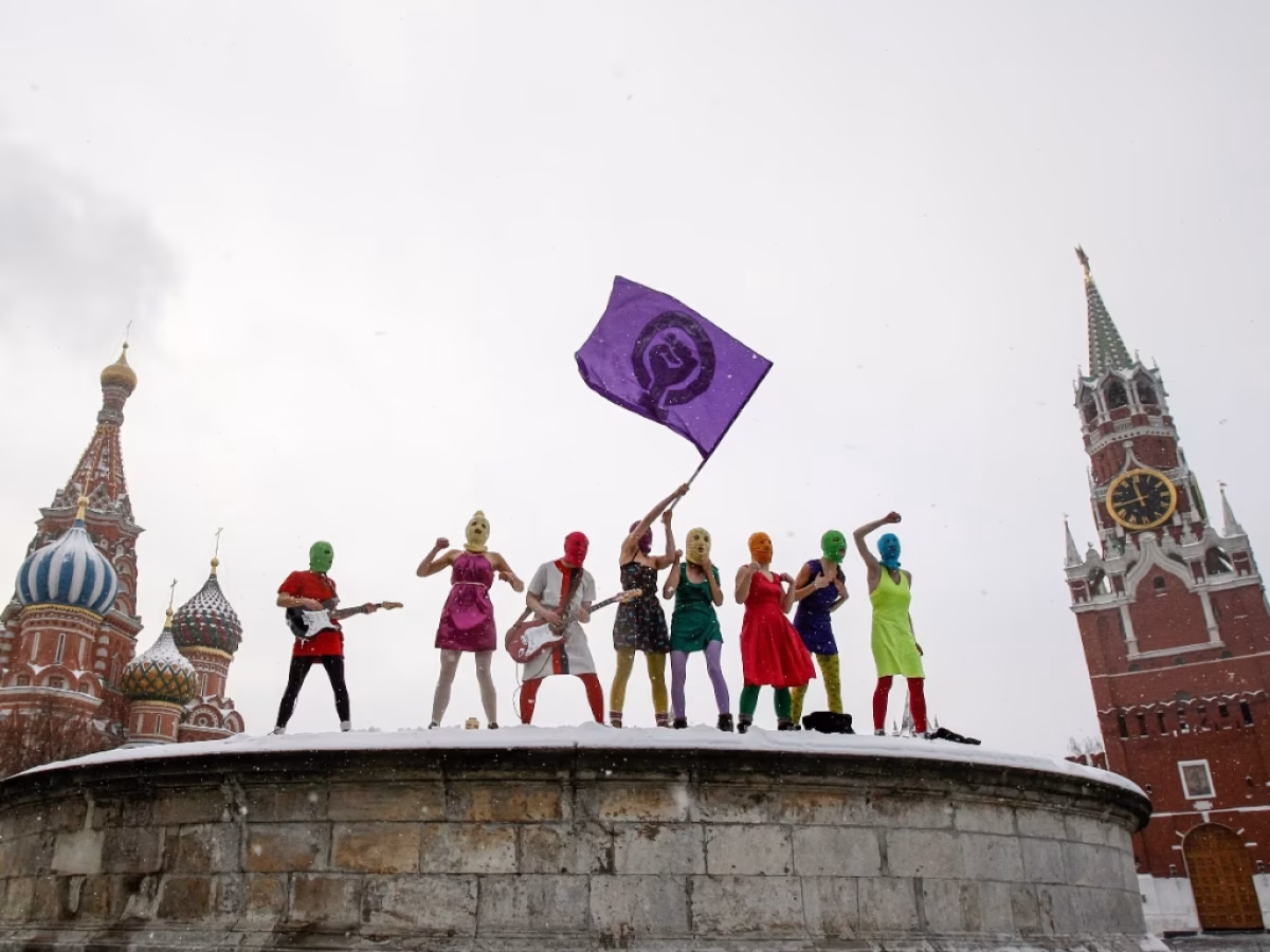 Pussy Riot: &Alpha;&pi;ό &tau;&alpha; &kappa;ά&tau;&epsilon;&rho;&gamma;&alpha; &tau;&omicron;&upsilon; &Pi;&omicron;ύ&tau;&iota;&nu; &sigma;&tau;&eta;&nu; &Alpha;&theta;ή&nu;&alpha; &ndash; &Eta; &delta;&iota;&alpha;&delta;&rho;&omicron;&mu;ή &tau;&eta;&sigmaf; &phi;&epsilon;&mu;&iota;&nu;&iota;&sigma;&tau;&iota;&kappa;ή&sigmaf; &kappa;&omicron;&lambda;&lambda;&epsilon;&kappa;&tau;ί&beta;&alpha;&sigmaf; | &Tau;&Omicron; &Beta;&Eta;&Mu;&Alpha;