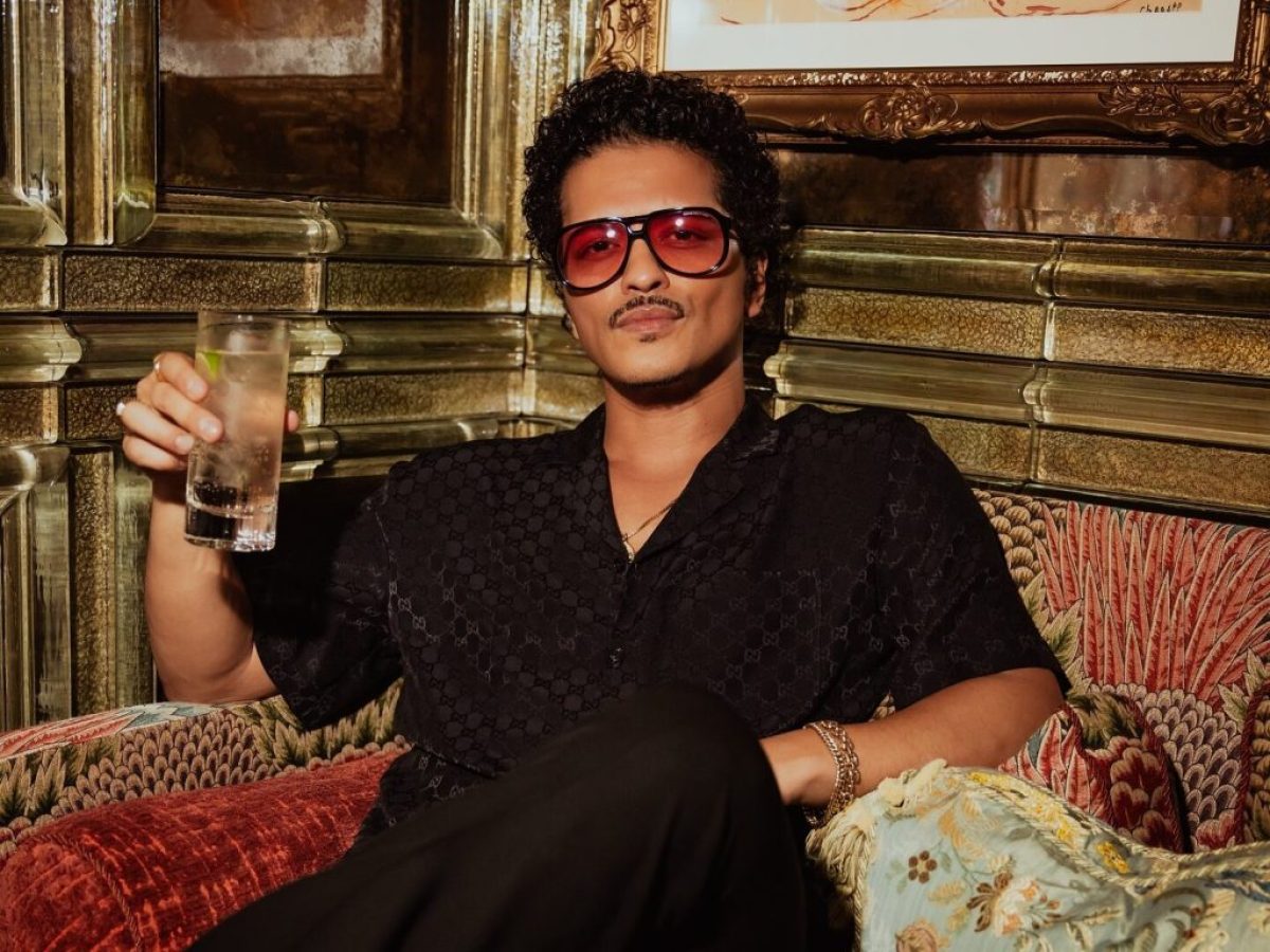 Bruno Mars: &Tau;&omicron; Spotify &epsilon;&pi;&iota;&beta;&epsilon;&beta;&alpha;&iota;ώ&nu;&epsilon;&iota; &tau;&eta;&nu; &kappa;&upsilon;&rho;&iota;&alpha;&rho;&chi;ί&alpha; &tau;&omicron;&upsilon; &mu;&epsilon; &mu;&iota;&alpha; &delta;&iota;&pi;&lambda;ή &epsilon;&pi;&iota;&tau;&upsilon;&chi;ί&alpha; &tau;&omicron; 2026