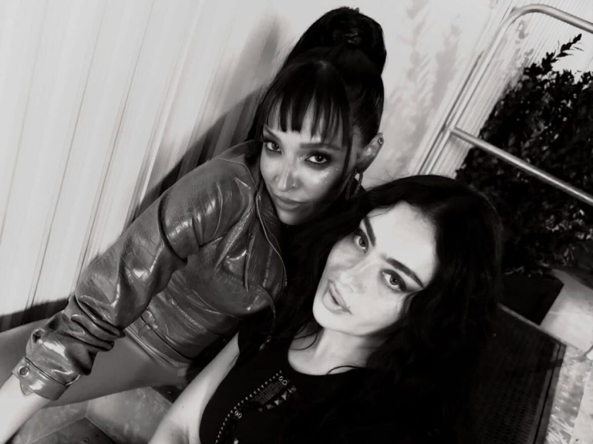 &Eta; Charli XCX &alpha;&nu;έ&beta;&alpha;&sigma;&epsilon; &tau;&eta;&nu; Tinashe &sigma;&tau;&eta; &sigma;&kappa;&eta;&nu;ή &kappa;&alpha;&iota; &kappa;&alpha;&nu;&epsilon;ί&sigmaf; &delta;&epsilon;&nu; &pi;&epsilon;&rho;ί&mu;&epsilon;&nu;&epsilon; &alpha;&upsilon;&tau;ή &tau;&eta;&nu; έ&kappa;&pi;&lambda;&eta;&xi;&eta;!