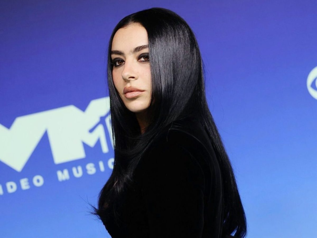 &Eta; Charli XCX &alpha;&phi;ή&nu;&epsilon;&iota; &gamma;&iota;&alpha; &lambda;ί&gamma;&omicron; &tau;&eta; &mu;&omicron;&upsilon;&sigma;&iota;&kappa;ή &kappa;&alpha;&iota; &sigma;&upsilon;&nu;&alpha;&nu;&tau;ά &tau;&omicron;&nu; Martin Scorsese &sigma;&epsilon; &mu;&iota;&alpha; &nu;έ&alpha; &tau;&alpha;&iota;&nu;ί&alpha; &tau;&rho;ό&mu;&omicron;&upsilon;