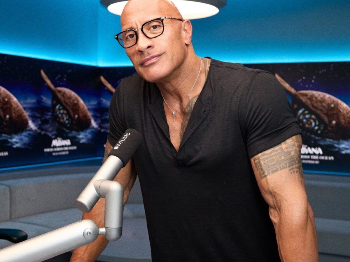 &laquo;Lizard Music&raquo;: O Dwayne Johnson &gamma;ί&nu;&epsilon;&tau;&alpha;&iota; &alpha;&gamma;&nu;ώ&rho;&iota;&sigma;&tau;&omicron;&sigmaf; &mu;&epsilon; &lambda;&epsilon;&upsilon;&kappa;ά &mu;&alpha;&lambda;&lambda;&iota;ά &kappa;&alpha;&iota; &gamma;έ&nu;&iota;&alpha; &sigma;&tau;&eta; &nu;έ&alpha; &tau;&omicron;&upsilon; &tau;&alpha;&iota;&nu;ί&alpha;
