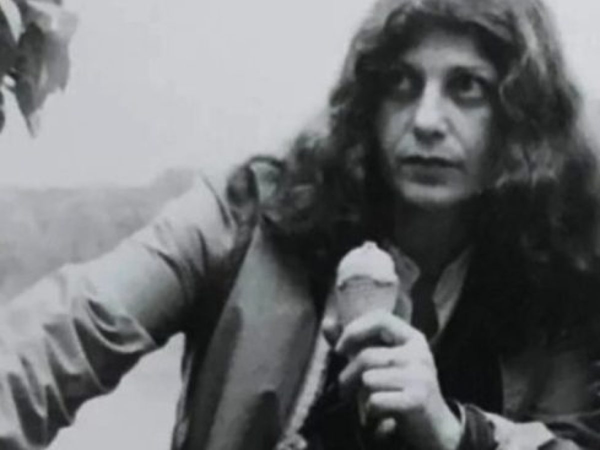 &Mu;&alpha;ί&rho;&eta; &Kappa;&omicron;&upsilon;&kappa;&omicron;&upsilon;&lambda;έ (1939-2025): &Eta; &gamma;&upsilon;&nu;&alpha;ί&kappa;&alpha; &pi;&omicron;&upsilon; &chi;&alpha;&rho;&tau;&omicron;&gamma;&rho;ά&phi;&eta;&sigma;&epsilon; &tau;&alpha; &laquo;&alpha;&kappa;&alpha;&tau;&alpha;&nu;ό&mu;&alpha;&sigma;&tau;&alpha;&raquo; &tau;&eta;&sigmaf; &epsilon;&lambda;&lambda;&eta;&nu;&iota;&kappa;ή&sigmaf; &lambda;&alpha;&omicron;&gamma;&rho;&alpha;&phi;ί&alpha;&sigmaf;