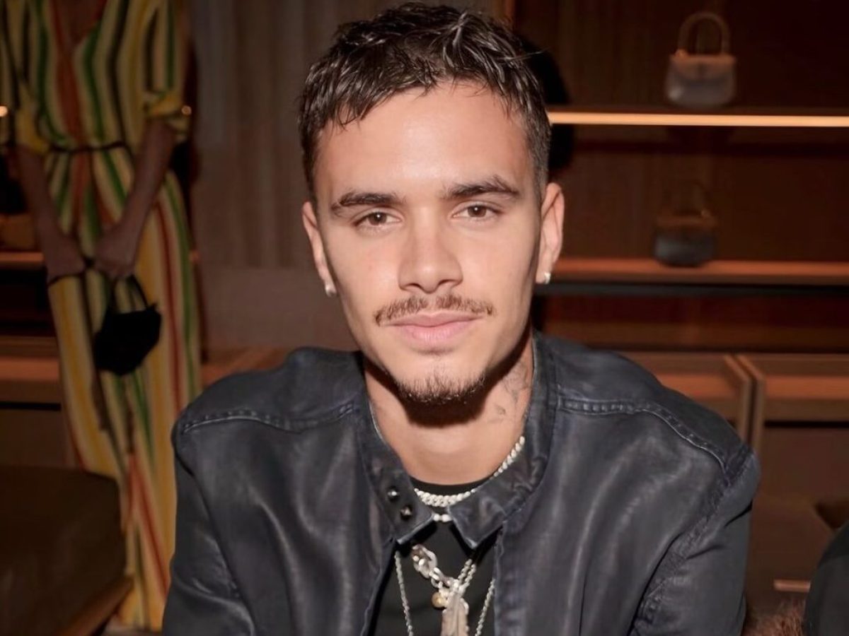 &laquo;Forty Love&raquo;: &Omicron; Romeo Beckham &kappa;ά&nu;&epsilon;&iota; &tau;&omicron; &kappa;&iota;&nu;&eta;&mu;&alpha;&tau;&omicron;&gamma;&rho;&alpha;&phi;&iota;&kappa;ό &tau;&omicron;&upsilon; &nu;&tau;&epsilon;&mu;&pi;&omicron;ύ&tau;&omicron; &mu;&epsilon; έ&nu;&alpha;&nu; &rho;ό&lambda;&omicron; &pi;&omicron;&upsilon; &theta;&alpha; &sigma;&upsilon;&zeta;&eta;&tau;&eta;&theta;&epsilon;ί
