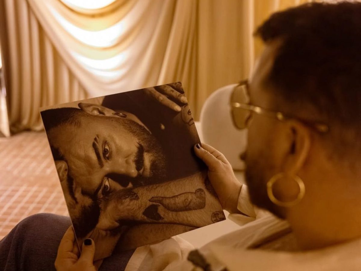 Sam Smith: &Eta; &alpha;&lambda;ή&theta;&epsilon;&iota;&alpha; &pi;ί&sigma;&omega; &alpha;&pi;ό &tau;&omicron; album &laquo;Hazel Eyes&raquo; &kappa;&alpha;&iota; &tau;&omicron; &laquo;&lambda;ά&theta;&omicron;&sigmaf;&raquo; &pi;&omicron;&upsilon; &alpha;&nu;&alpha;&kappa;ά&lambda;&upsilon;&psi;&epsilon; &tau;&upsilon;&chi;&alpha;ί&alpha;