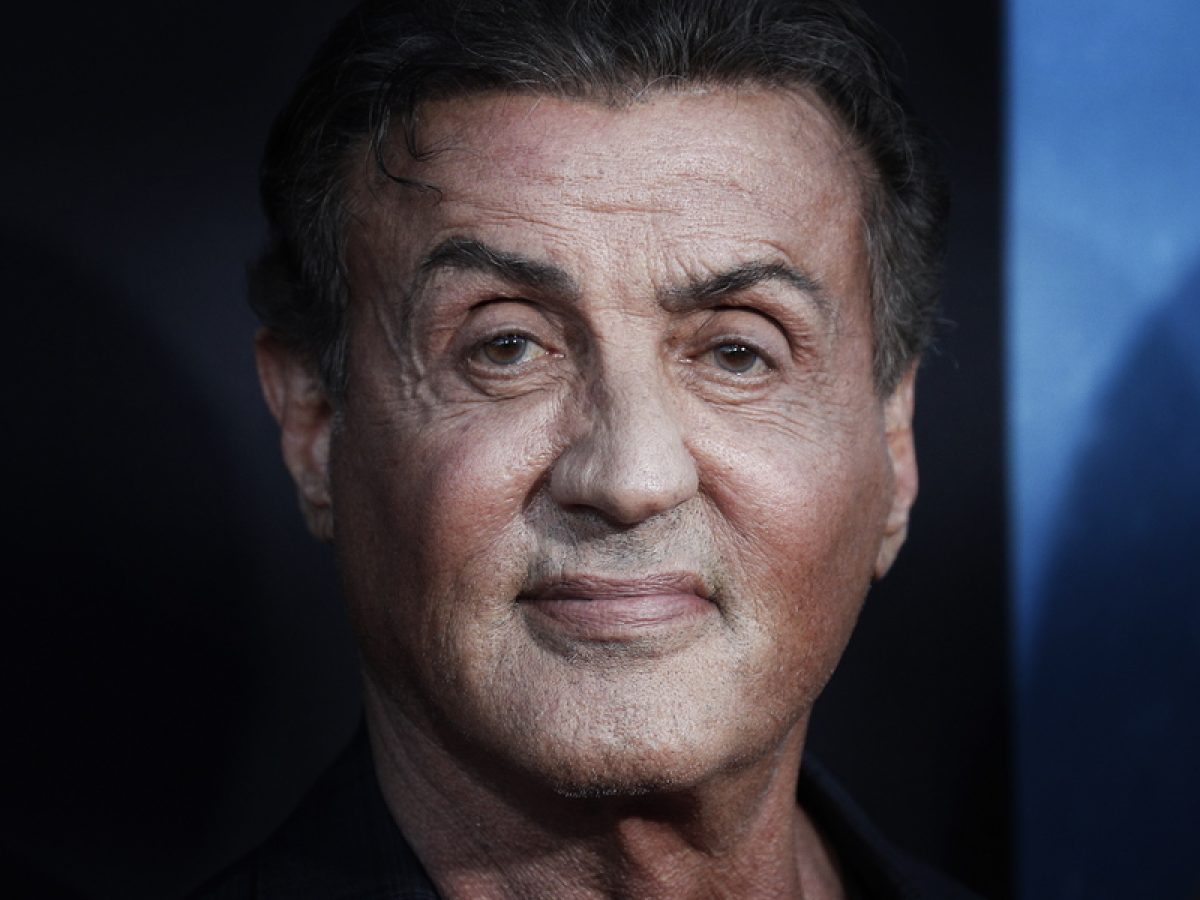 Sylvester Stallone: &Tau;&omicron; &sigma;&kappa;&omicron;&tau;&epsilon;&iota;&nu;ό &tau;ί&mu;&eta;&mu;&alpha; &pi;ί&sigma;&omega; &alpha;&pi;ό &tau;&omicron; &mu;&upsilon;ώ&delta;&epsilon;&sigmaf; &sigma;ώ&mu;&alpha; &tau;&omicron;&upsilon; &laquo;Rocky&raquo; &ndash; &Tau;&iota; &alpha;&pi;&omicron;&kappa;ά&lambda;&upsilon;&psi;&epsilon;