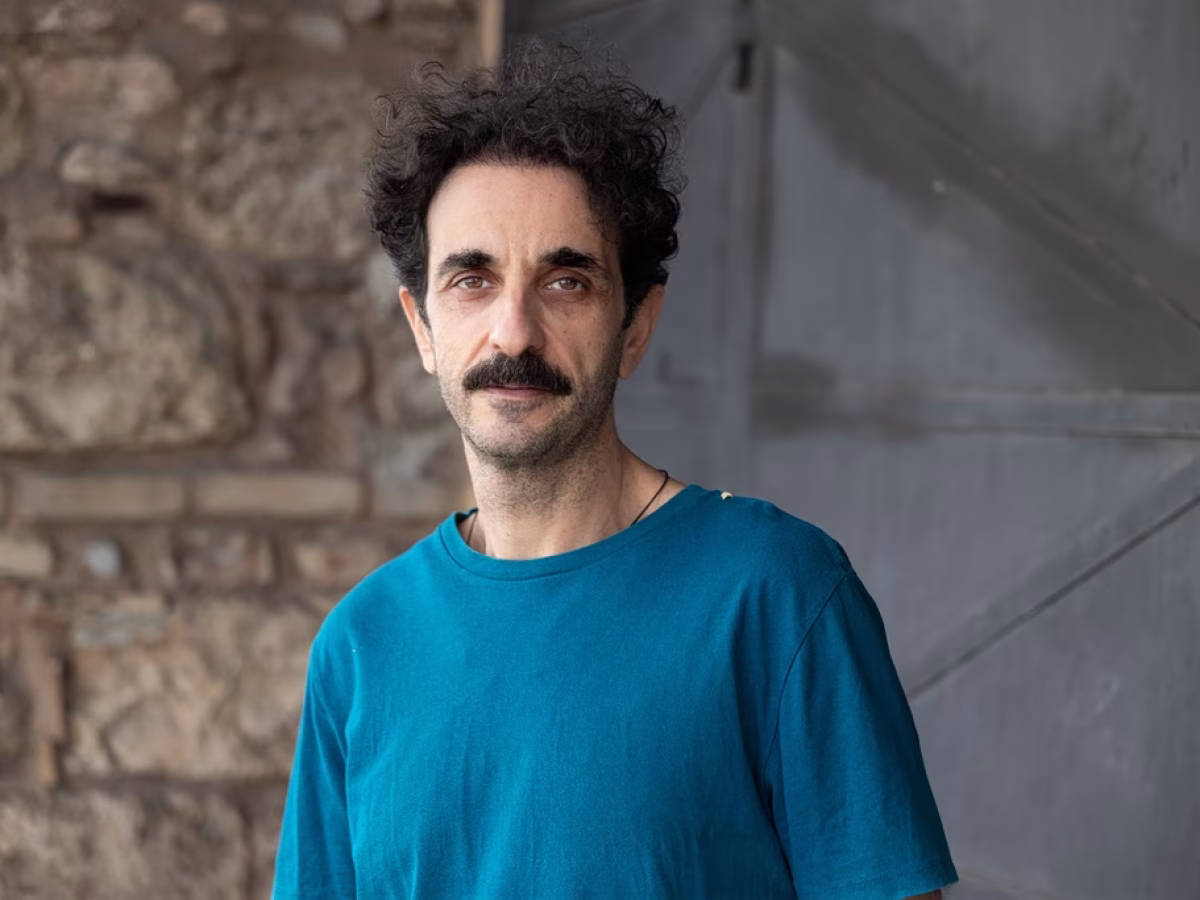 &laquo;&Pi;&alpha;&rho;ά ό&sigma;&alpha; &pi;έ&rho;&alpha;&sigma;&epsilon;, &delta;&epsilon;&nu; έ&chi;&alpha;&sigma;&epsilon; &tau;&omicron; &phi;&omega;&sigmaf; &tau;&omicron;&upsilon;&raquo;: &Omicron; &Chi;ά&rho;&eta;&sigmaf; &Chi;&alpha;&rho;&alpha;&lambda;ά&mu;&pi;&omicron;&upsilon;&sigmaf; &Kappa;&alpha;&zeta;έ&pi;&eta;&sigmaf; &epsilon;ί&nu;&alpha;&iota; &omicron; &laquo;&Theta;&epsilon;ό&phi;&iota;&lambda;&omicron;&sigmaf; sold&raquo; | &Tau;&Omicron; &Beta;&Eta;&Mu;&Alpha;
