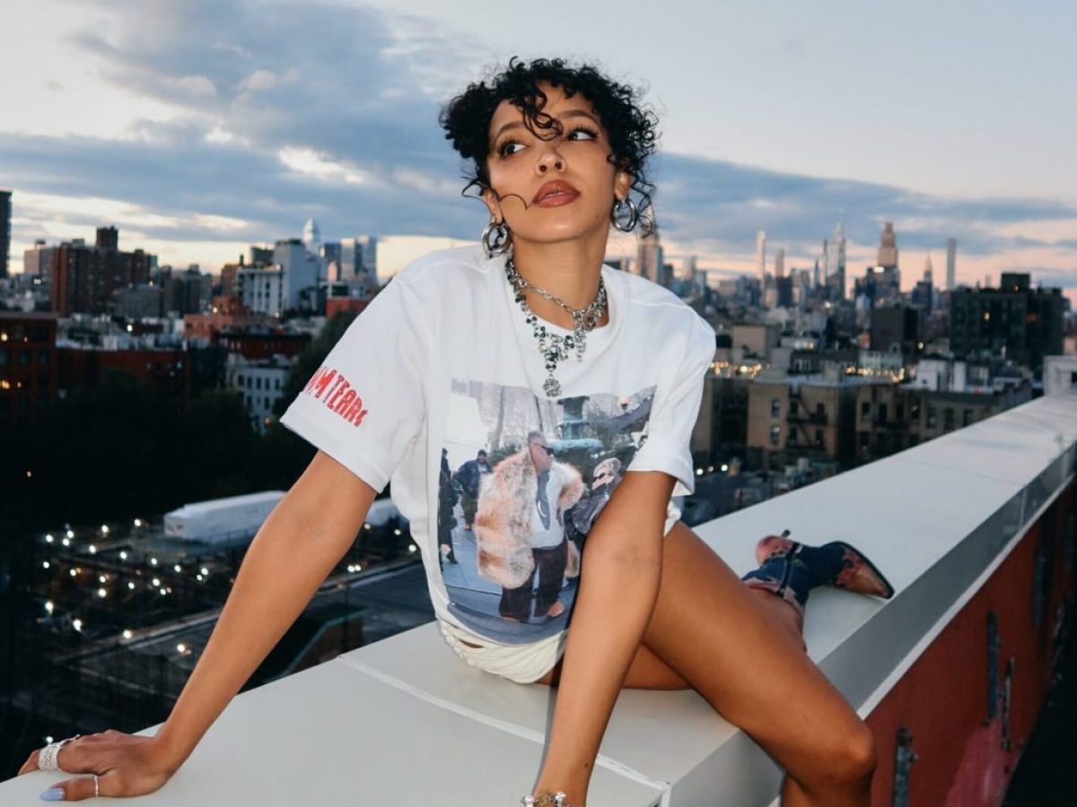 Tinashe: &Eta; &mu;&epsilon;&gamma;ά&lambda;&eta; &alpha;&nu;&alpha;&tau;&rho;&omicron;&pi;ή &sigma;&tau;&eta;&nu; &kappa;&alpha;&rho;&iota;έ&rho;&alpha; &tau;&eta;&sigmaf; &ndash; &Tau;&omicron; &laquo;Popstar&raquo; &mu;&pi;ή&kappa;&epsilon; &gamma;&iota;&alpha; &pi;&rho;ώ&tau;&eta; &phi;&omicron;&rho;ά &sigma;&tau;&omicron; Top 10